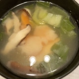 チンゲン菜と椎茸と人参の味噌汁